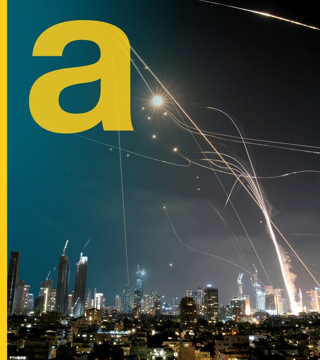 großes gelbes a, im Hintergrund nächtliches Tel Aviv unter Raketenbeschuss