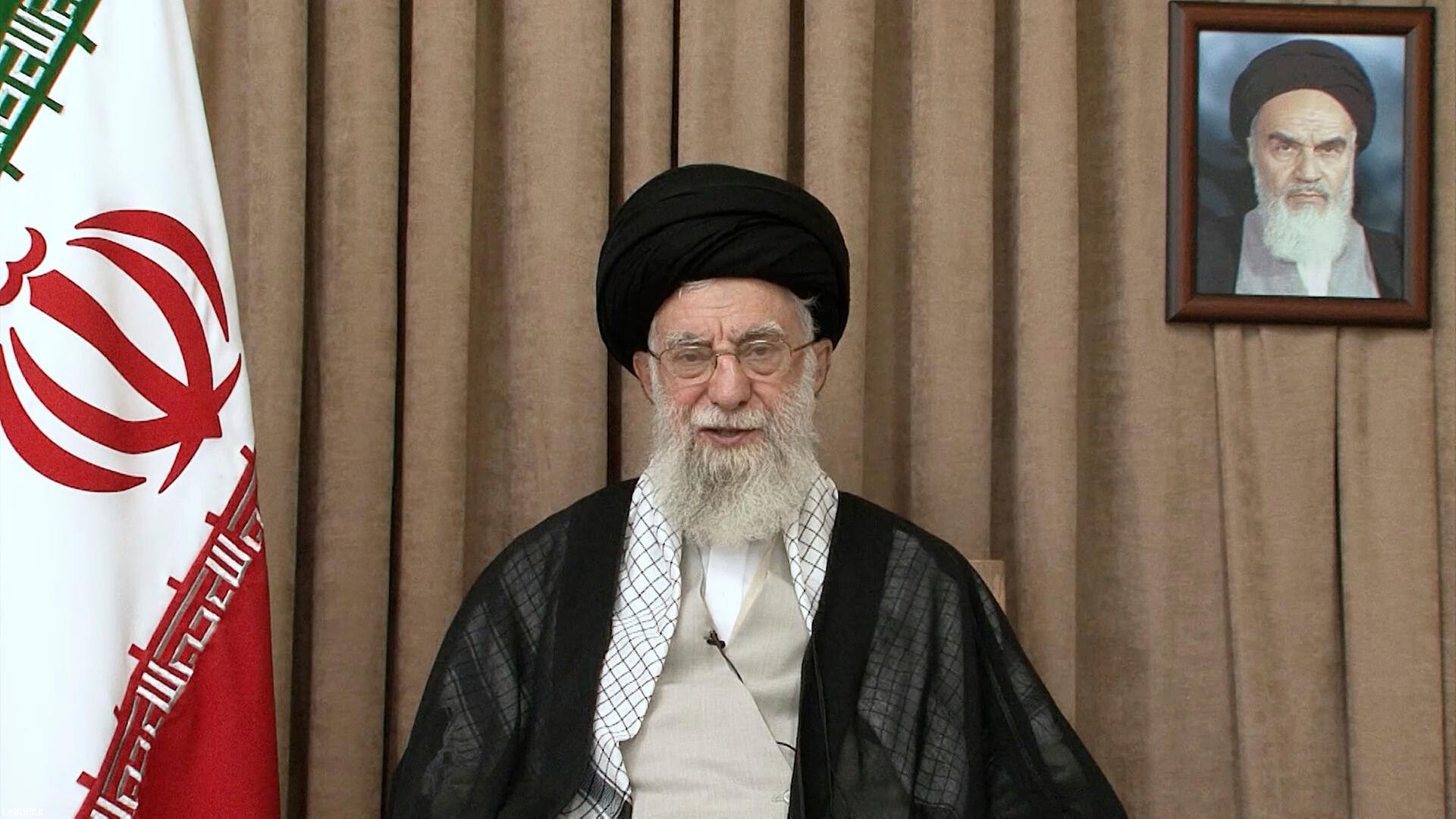 Auf diesem Foto, das am Donnerstag, den 26. Juni 2025, von der offiziellen Website seines Büros veröffentlicht wurde, spricht der oberste Führer Ajatollah Ali Chamenei während einer im Fernsehen übertragenen Rede unter einem Porträt des verstorbenen damalige iranische Revolutionsführer Ajatollah Khomeini.