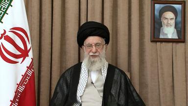 Auf diesem Foto, das am Donnerstag, den 26. Juni 2025, von der offiziellen Website seines Büros veröffentlicht wurde, spricht der oberste Führer Ajatollah Ali Chamenei während einer im Fernsehen übertragenen Rede unter einem Porträt des verstorbenen damalige iranische Revolutionsführer Ajatollah Khomeini.