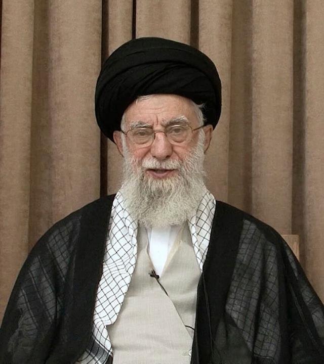 Auf diesem Foto, das am Donnerstag, den 26. Juni 2025, von der offiziellen Website seines Büros veröffentlicht wurde, spricht der oberste Führer Ajatollah Ali Chamenei während einer im Fernsehen übertragenen Rede unter einem Porträt des verstorbenen damalige iranische Revolutionsführer Ajatollah Khomeini.