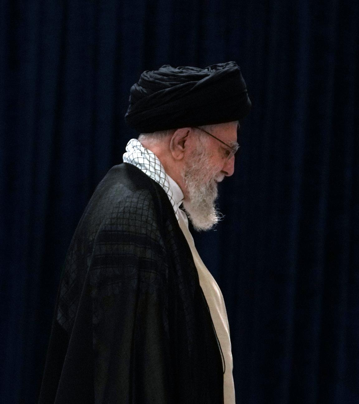 Der iranische Oberste Führer Ajatollah Ali Chamenei verlässt das Gebäude nach der Stimmabgabe während der Präsidentschaftswahlen.