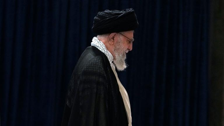 Der iranische Oberste Führer Ajatollah Ali Chamenei verlässt das Gebäude nach der Stimmabgabe während der Präsidentschaftswahlen.