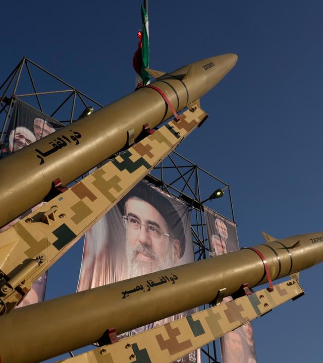 Iranische Raketen und ein Transparent mit einem Porträt des iranischen Obersten Führers Ajatollah Modschtaba Chamenei auf einer Militärausstellung in Teheran, Iran, am 28.09.2026.
