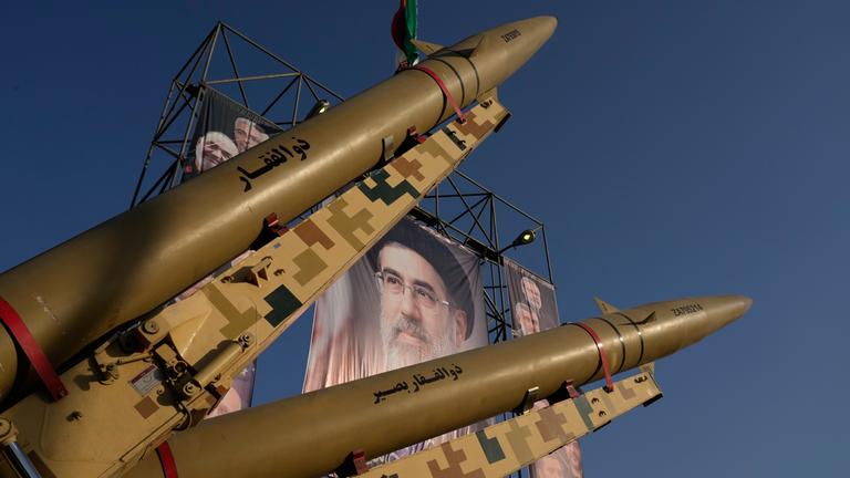 Iranische Raketen und ein Transparent mit einem Porträt des iranischen Obersten Führers Ajatollah Modschtaba Chamenei auf einer Militärausstellung in Teheran, Iran, am 28.09.2026.