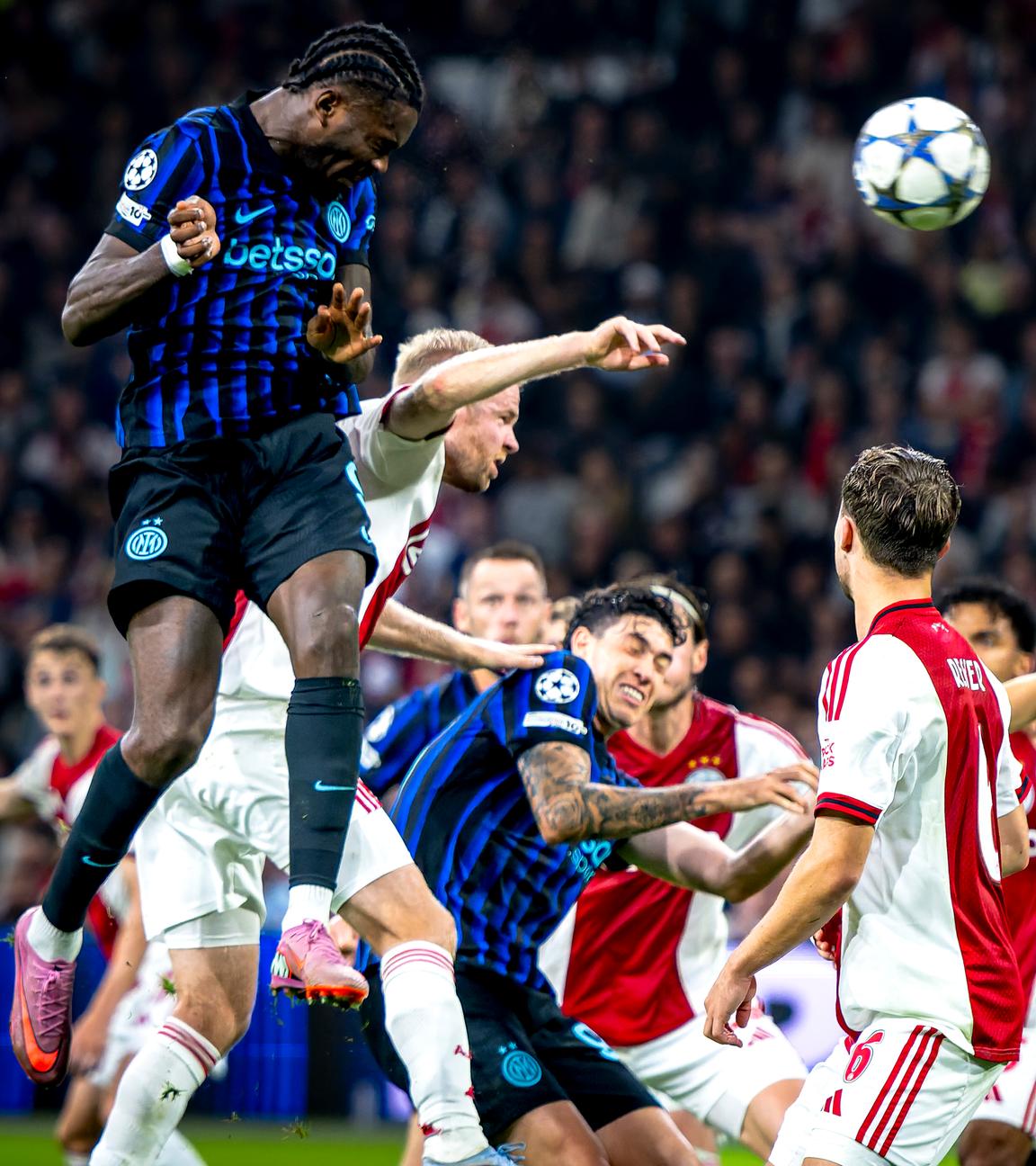 Inter-Stürmer Marcus Thuram köpft gegen Ajax das 1:0