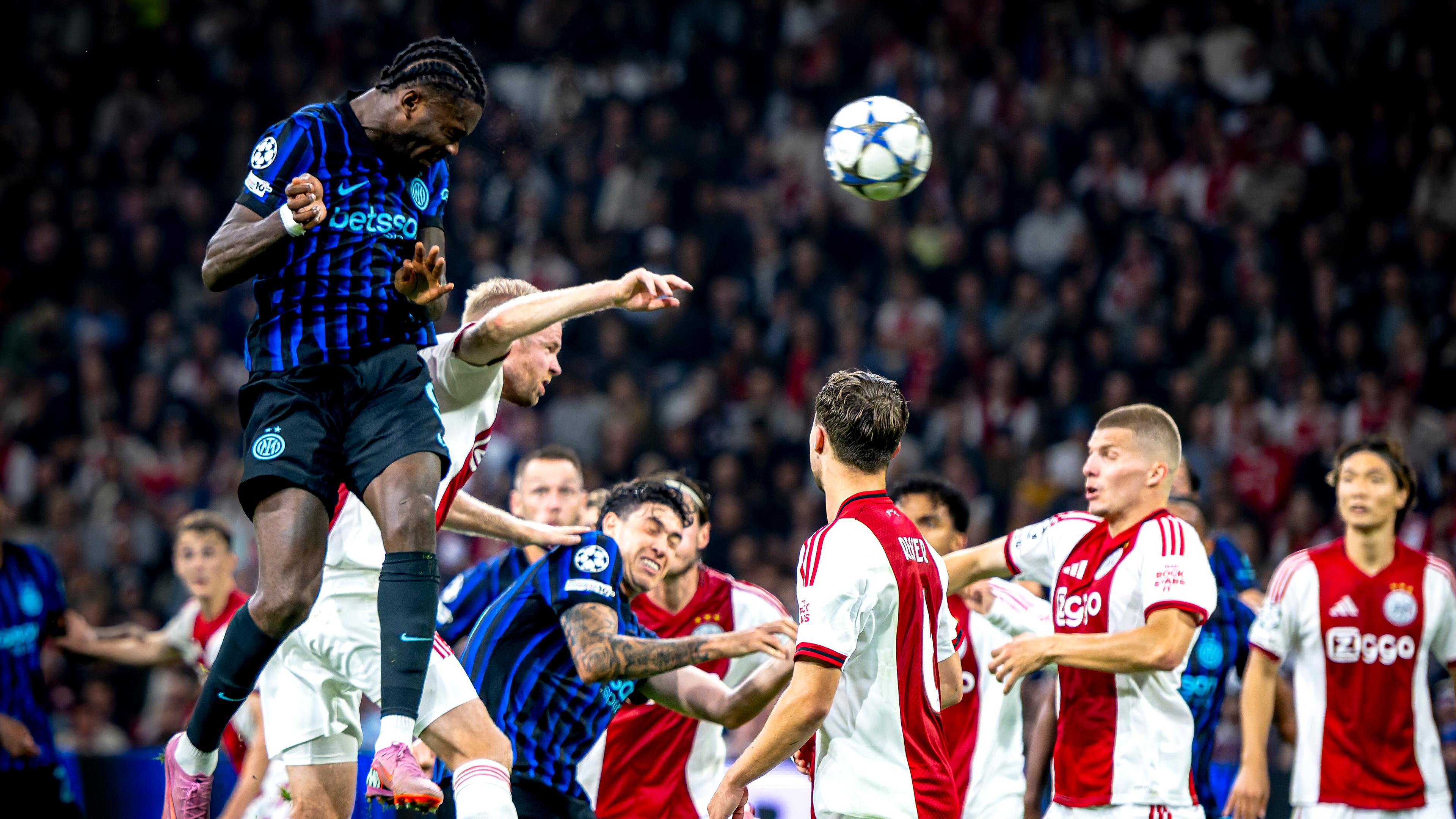 Inter-Stürmer Marcus Thuram köpft gegen Ajax das 1:0