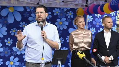 Der Vorsitzende der Schwedendemokraten, Jimmie Åkesson (Links), und die Abgeordnete Marlène Lund Kopparklint (Mitte) während einer Wahlkampfveranstaltung in Linköping.