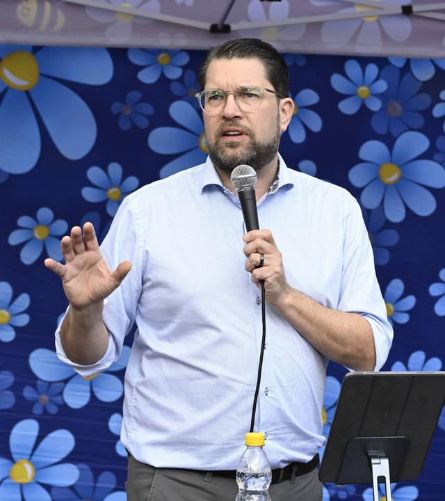 Der Vorsitzende der Schwedendemokraten, Jimmie Åkesson (Links), und die Abgeordnete Marlène Lund Kopparklint (Mitte) während einer Wahlkampfveranstaltung in Linköping.