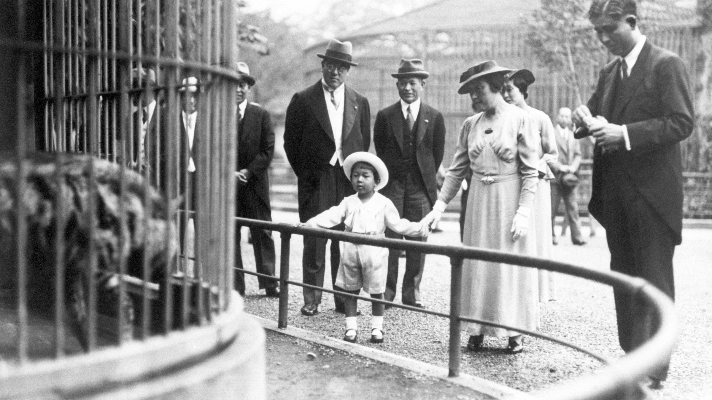 Prinz Akihito als Kind bei einem Zoobesuch in Tokio (Juni 1938)