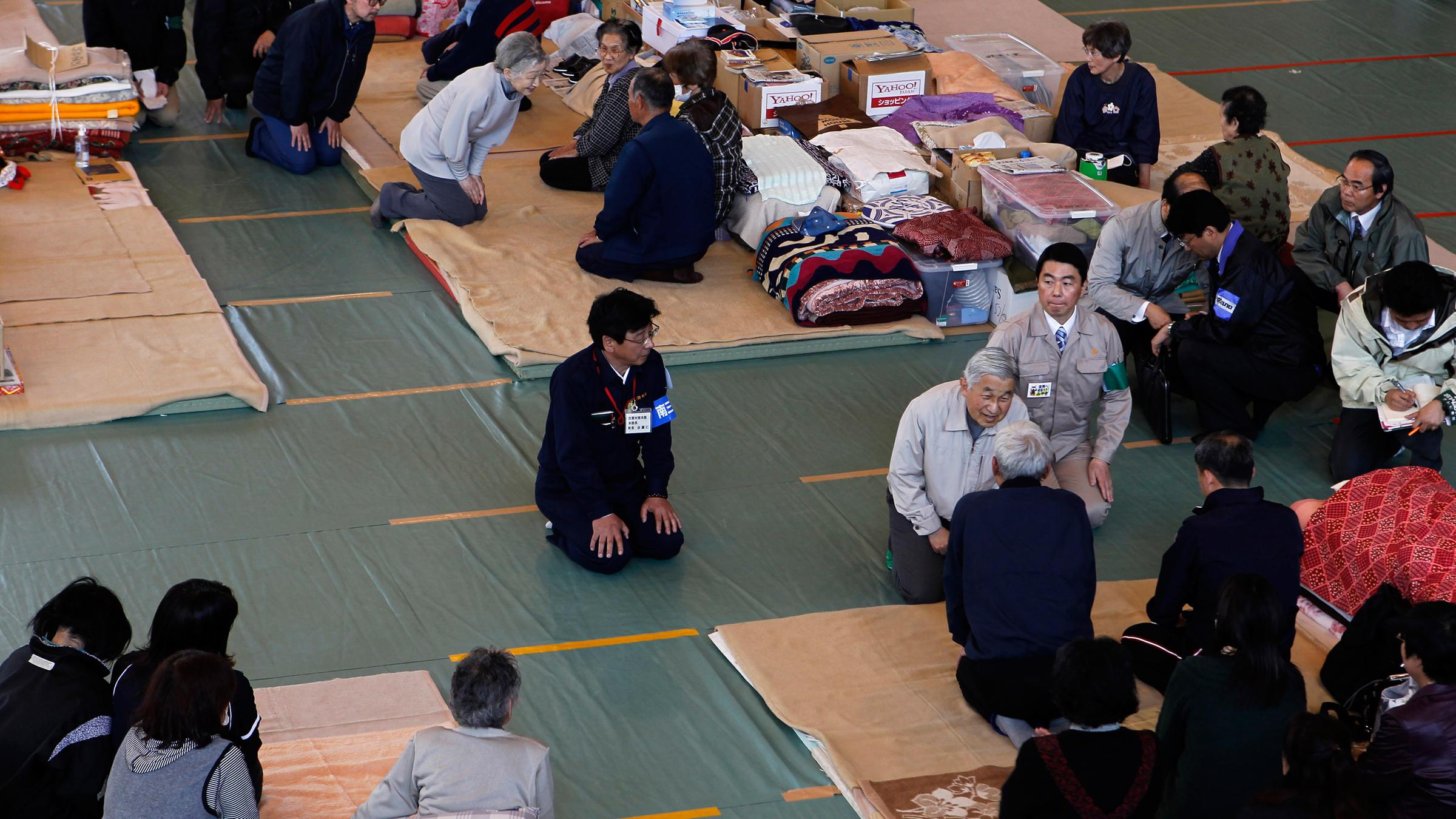 Kaiser Akihito und Kaiserin Michiko besuchen Flüchtlingsunterkunft nach Tsunami (27.04.2011)