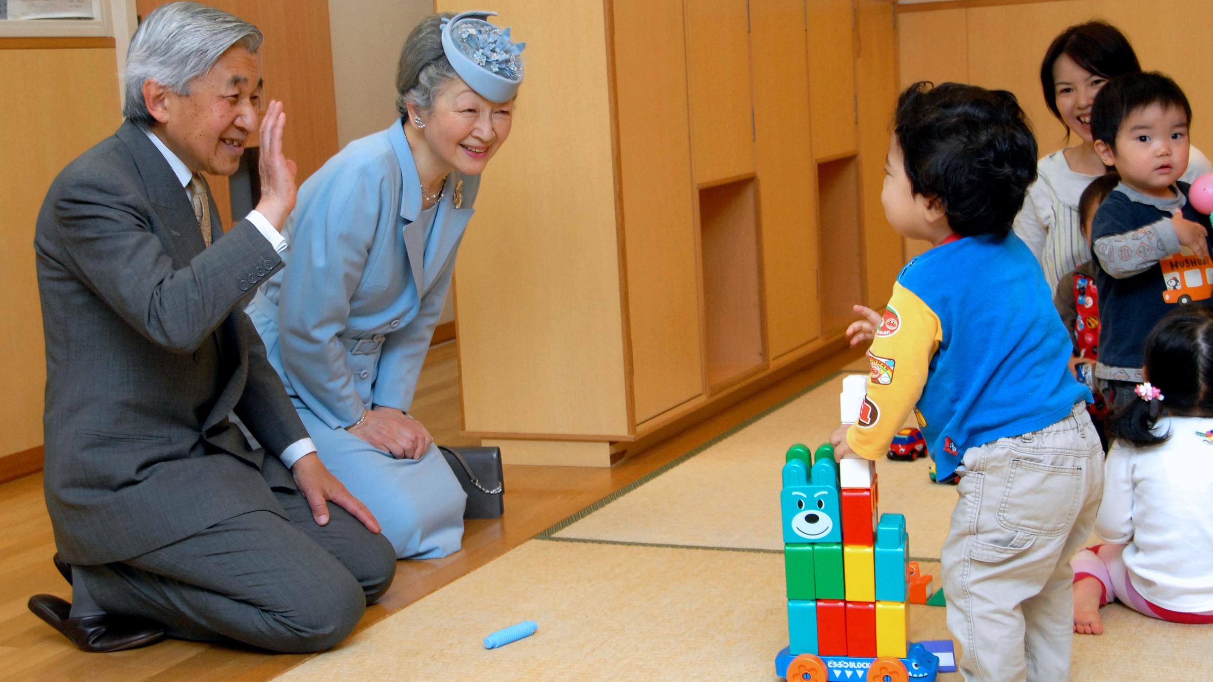 Kaiser Akihito und Kaiserin Michiko besuchen einen Kindergarten (08.05.2006)