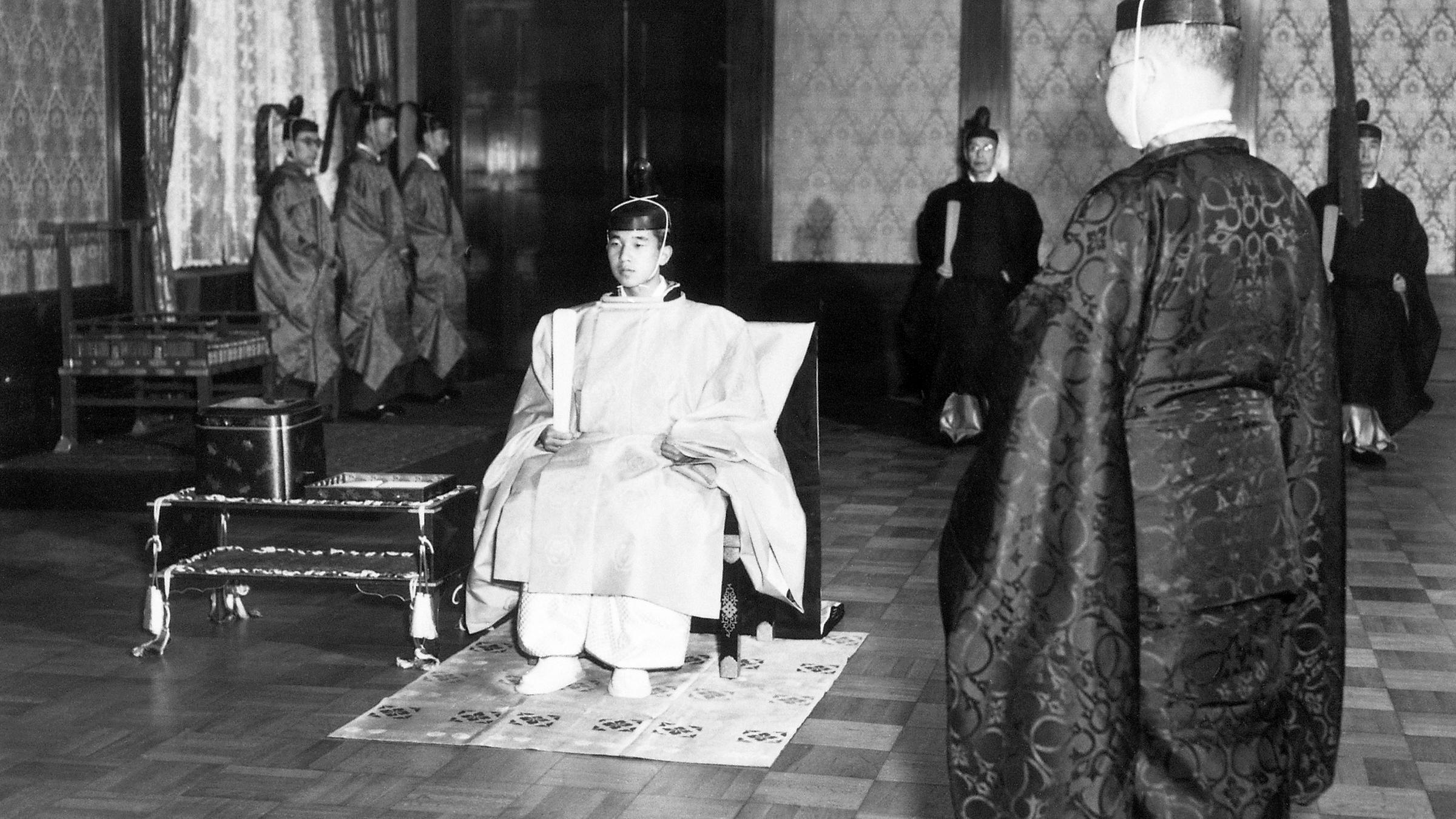 Prinz Akihito wird in einer Zeremonie zum Kronprinz ernannt (November 1952)