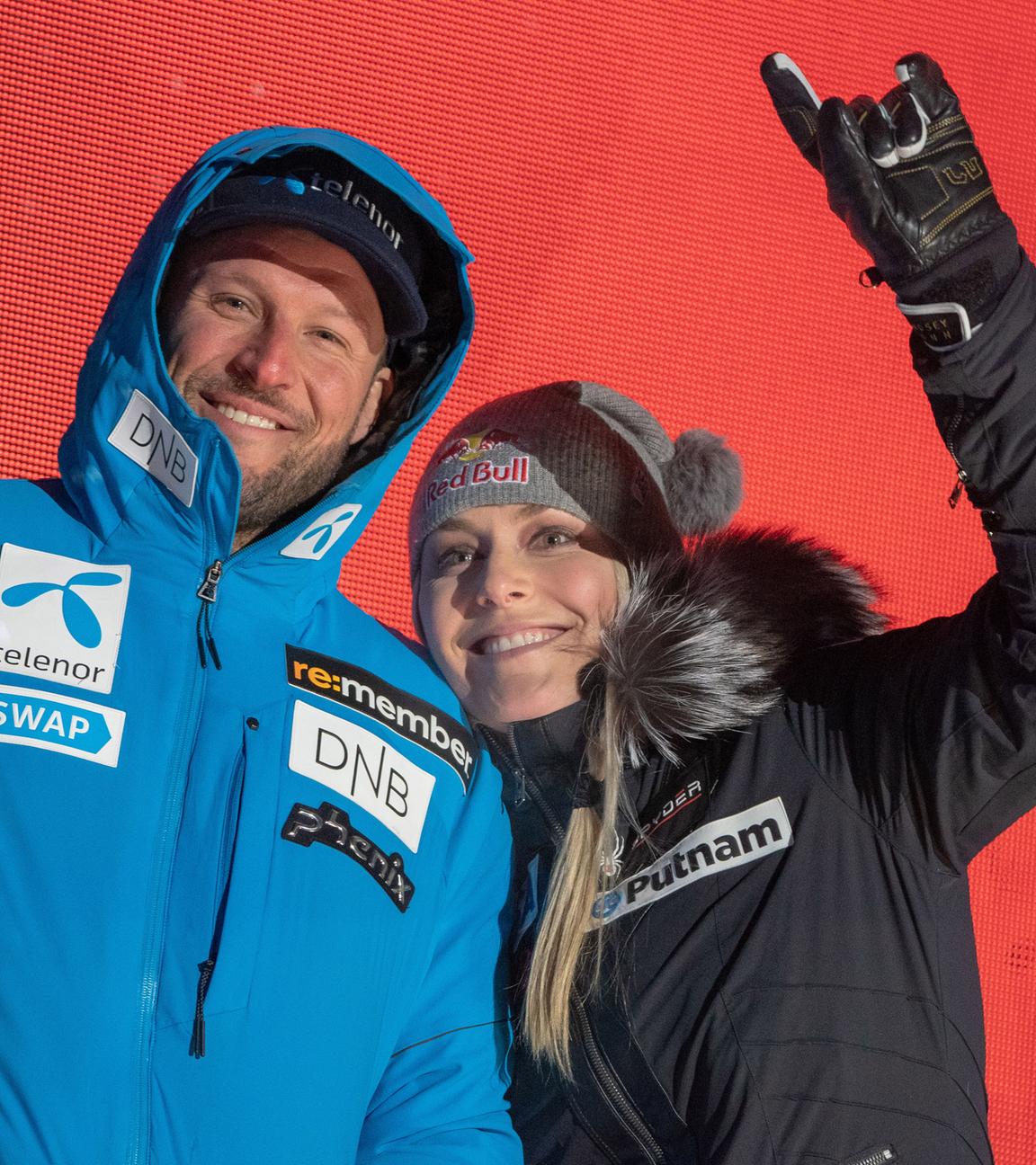 Aksel Lund Svindal aus Norwegen gestikuliert neben Lindsey Vonn aus den USA auf der Bühne während der Eröffnungsfeier der alpinen Ski-WM am 04.02.2019 in Are, Schweden.