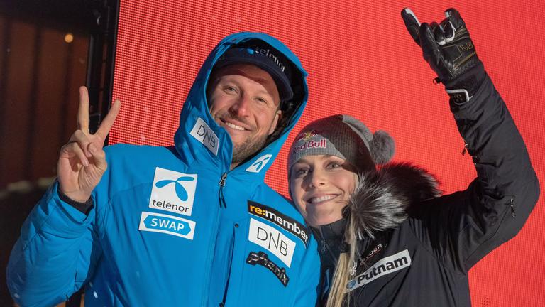 Aksel Lund Svindal aus Norwegen gestikuliert neben Lindsey Vonn aus den USA auf der Bühne während der Eröffnungsfeier der alpinen Ski-WM am 04.02.2019 in Are, Schweden.