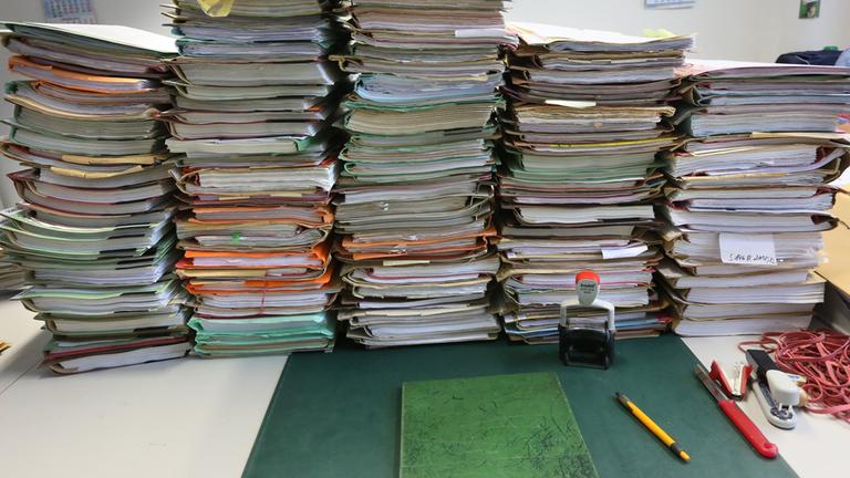 Aktenberge auf einem Schreibtisch (Archivbild)