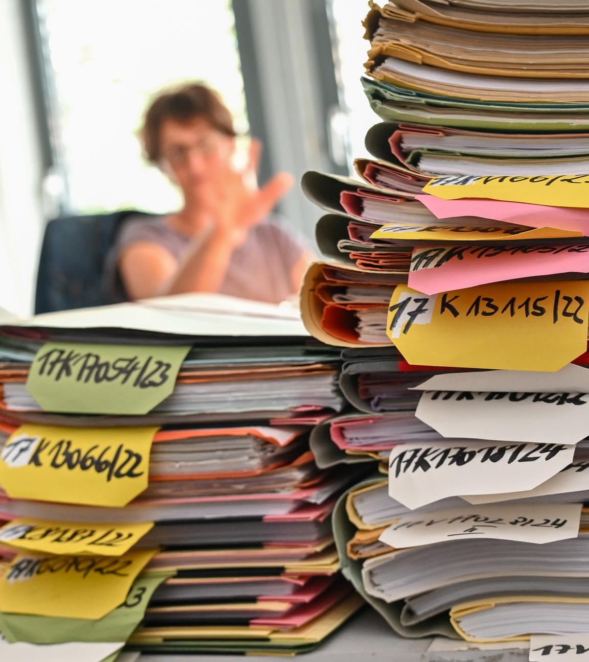 Brandenburg, Cottbus: Mehrere Stapel mit Akten liegen auf einem Tisch am Finanzgericht Berlin-Brandenburg.