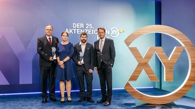 "XY-Preis 2026: Messerangriff gestoppt": Die Preisträger Dr. Thomas Krull, Dr. Annemarie Krull und Daniel Kartens mit Moderator Rudi Cerne (von links nacht rechts).