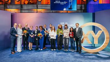  "XY-Preis 2026 – Preisverleihung“: Alexander Dobrindt, Dr. Nadine Bilke, Dr. Thomas Krull, Dr. Annemarie Krull, Daniel Karstens, Dennenesch Zoudé, Mitri Sirin, Marco Schwarzenberger, Michelle Kuhn, Stella Hinrichs, Valeria Lizenberger, Edanur Karademir, Rudi Cerne.