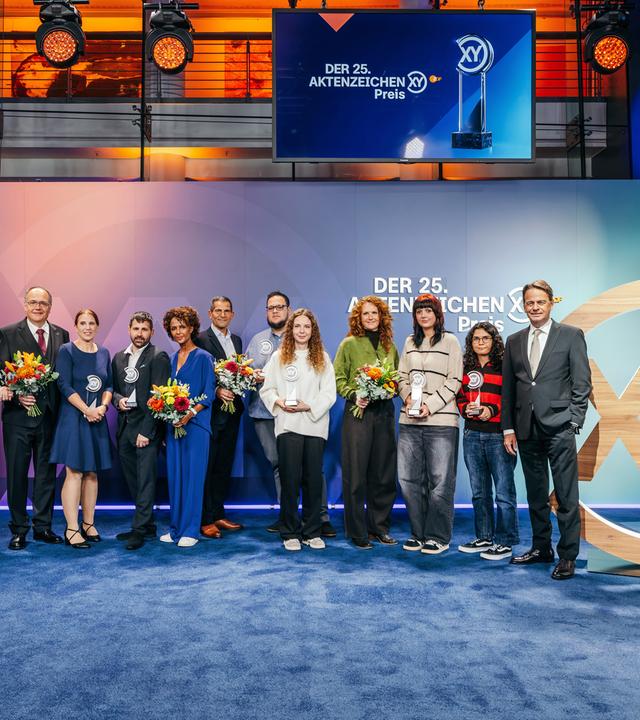  "XY-Preis 2026 – Preisverleihung“: Alexander Dobrindt, Dr. Nadine Bilke, Dr. Thomas Krull, Dr. Annemarie Krull, Daniel Karstens, Dennenesch Zoudé, Mitri Sirin, Marco Schwarzenberger, Michelle Kuhn, Stella Hinrichs, Valeria Lizenberger, Edanur Karademir, Rudi Cerne.