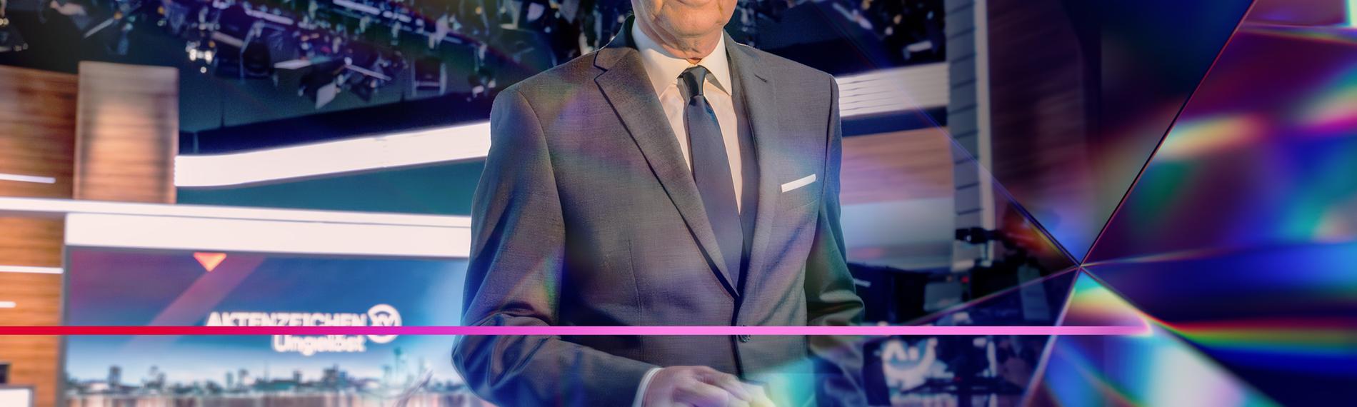 Rudi Cerne steht in der Kulisse des Aktenzeichen XY...Ungelöst Studios