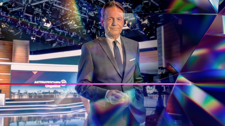 Rudi Cerne steht in der Kulisse des Aktenzeichen XY...Ungelöst Studios