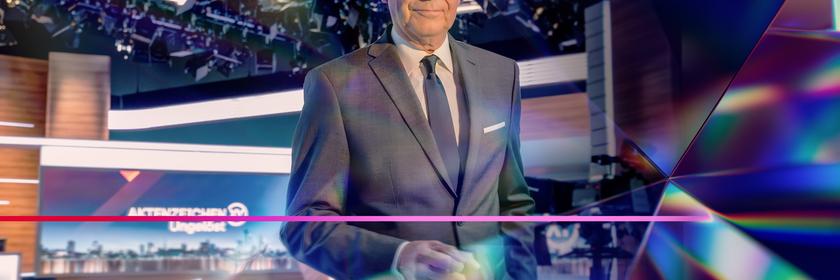 Rudi Cerne steht in der Kulisse des Aktenzeichen XY...Ungelöst Studios