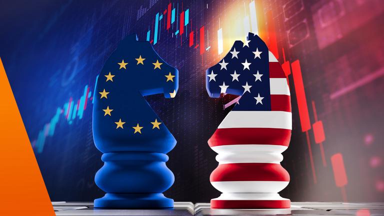 Zwei Schachfiguren: eine mit US-Flagge und eine mit der Europa-Flagge