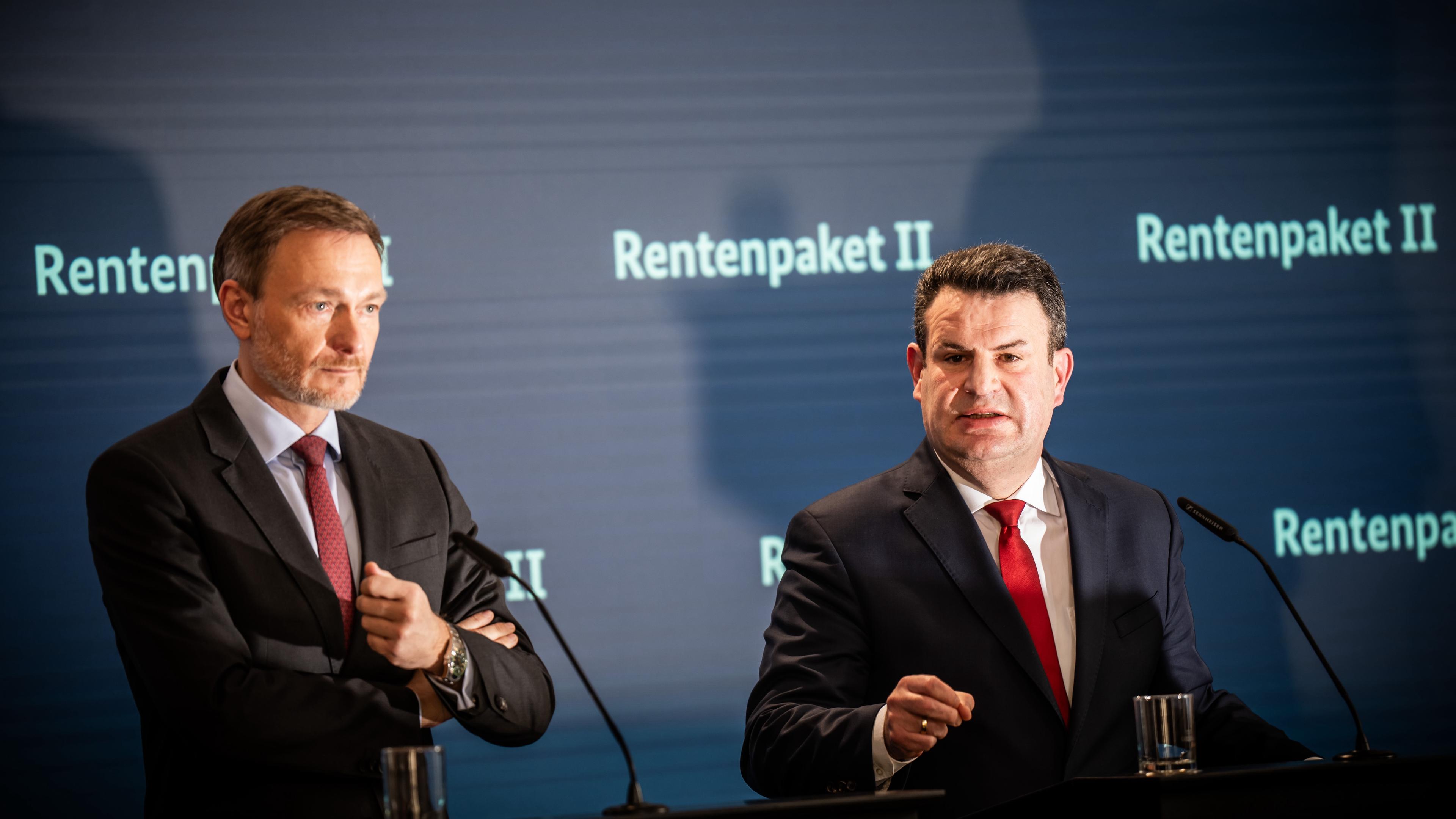 Hubertus Heil (SPD), Bundesminister für Arbeit und Soziales, spricht neben Christian Lindner (FDP), Bundesminister der Finanzen, bei einem Pressestatement zum geplanten Rentenpaket II