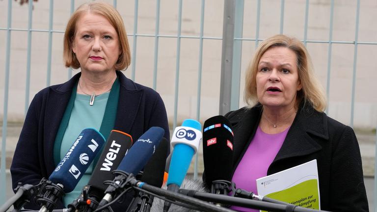 Lisa Paus (l.) und Nancy Faeser verkünden Aktionsplan Menschenhandel und Gewaltstrategien 