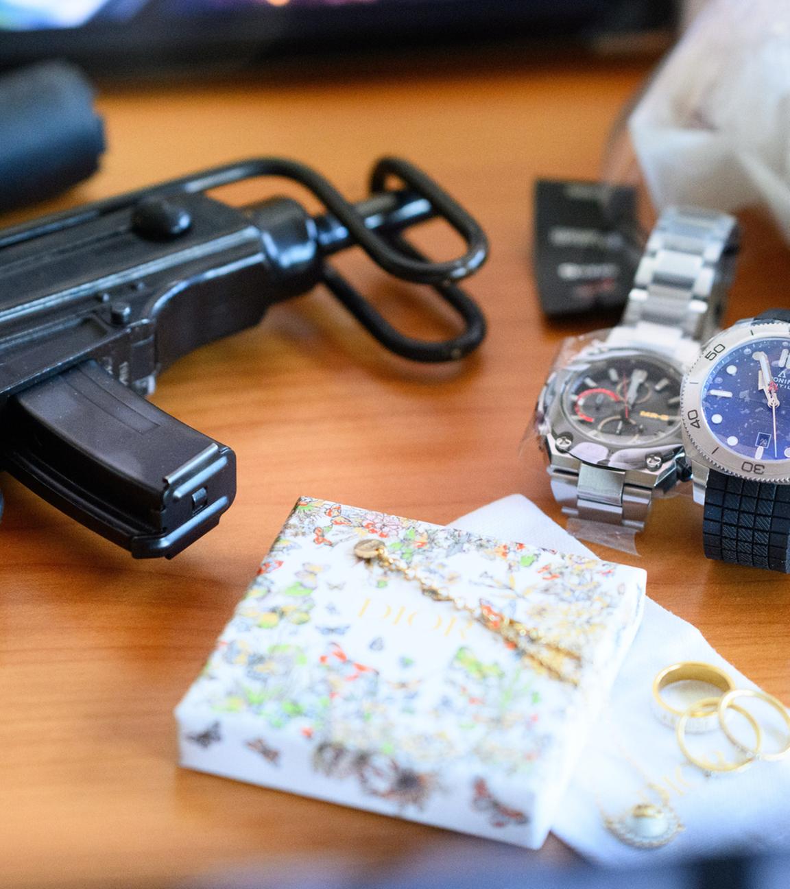 Anlässlich der Vorstellung des Gemeinsamen Aktionsplans gegen Organisierte Kriminalität durch die Bundesminister des Inneren, der Finanzen und der Justiz werden im Zollfahndungsamt Berlin-Brandenburg vom Zoll beschlagnahmte Drogen, Waffen und gefälschte Waren gezeigt. F