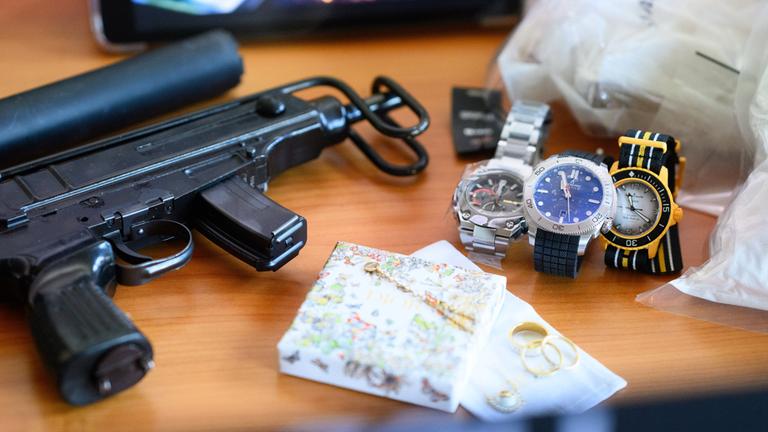 Anlässlich der Vorstellung des Gemeinsamen Aktionsplans gegen Organisierte Kriminalität durch die Bundesminister des Inneren, der Finanzen und der Justiz werden im Zollfahndungsamt Berlin-Brandenburg vom Zoll beschlagnahmte Drogen, Waffen und gefälschte Waren gezeigt. F