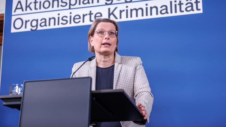 Bundesjustizministerin Stefanie Hubig stellt den Aktionsplan gegen organisierte Kriminalität vor.