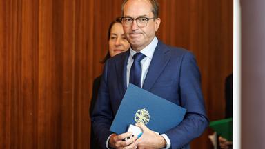 Pressekonferenz zum Aktionsplan Sozialleistungsmissbrauch mit Bundesinnenminister Alexander Dobrindt und Staatssekretaerin Leonie Gebers (SPD)