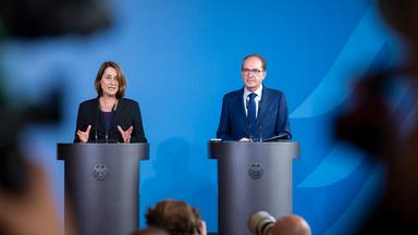 Leonie Gebers, Staatssekretärin im Bundesministerium für Arbeit und Soziales, und Alexander Dobrindt (CSU), Bundesinnenminister, sprechen bei einer Pressekonferenz über den Aktionsplan Sozialleistungsmissbrauch.
