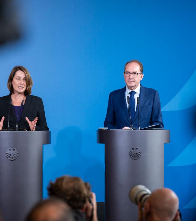 Leonie Gebers, Staatssekretärin im Bundesministerium für Arbeit und Soziales, und Alexander Dobrindt (CSU), Bundesinnenminister, sprechen bei einer Pressekonferenz über den Aktionsplan Sozialleistungsmissbrauch.