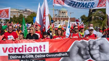 Der Deutsche Gewerkschaftsbund ruft in insgesamt 15 deutschen Großstädten zu Kundgebungen für einen starken Sozialstaat und den Schutz von Arbeitnehmerrechten auf.