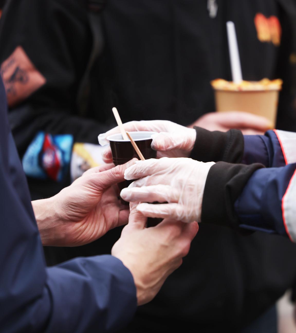 Mitarbeiter des Malteser Hilfsdienstes geben auf dem Friedensplatz vor dem Rathaus warme Getränke aus. Mit einem öffentlichen Essen zum Tag zur Überwindung der Armut haben Initiativen auf die Situation von Obdachlosen aufmerksam gemacht.