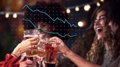 Junge Menschen feiern und trinken Alkohol