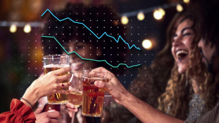 Junge Menschen feiern und trinken Alkohol