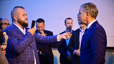 Björn Höcke, Vorsitzender der AfD in Thüringen, gibt bei der Wahlparty der AfD vor dem Alten Theater ein Interview mit dem Influencer "Aktivist Mann".