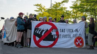 29.05.2026, Nordrhein-Westfalen, Hamm: Aus Protest gegen den Ausbau von Gaskraftwerken und für das Gelingen der Energiewende campieren im Lippepark nahe eines RWE-Gaskraftwerks seit Mittwoch zahlreiche Klimaschützer und Aktivisten