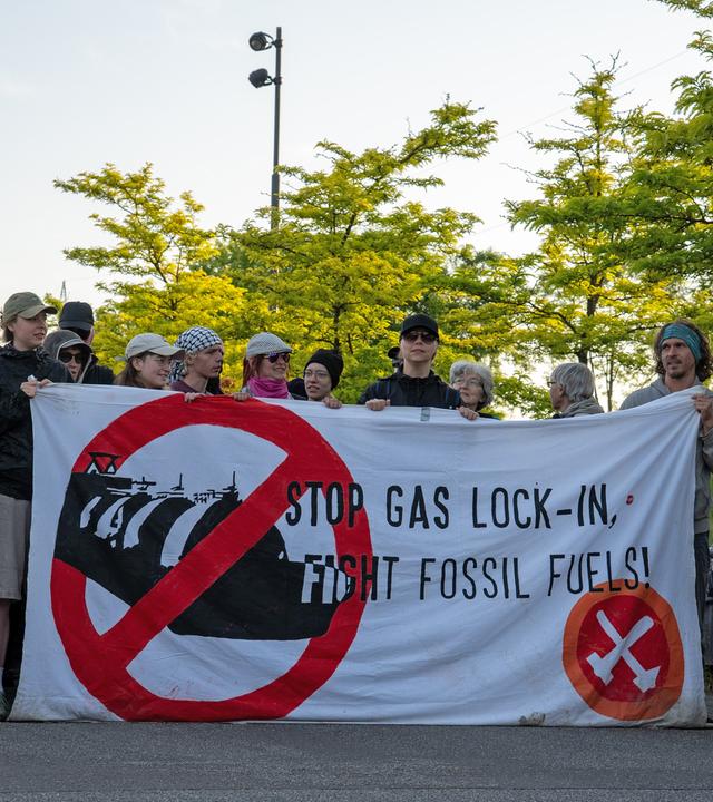 29.05.2026, Nordrhein-Westfalen, Hamm: Aus Protest gegen den Ausbau von Gaskraftwerken und für das Gelingen der Energiewende campieren im Lippepark nahe eines RWE-Gaskraftwerks seit Mittwoch zahlreiche Klimaschützer und Aktivisten