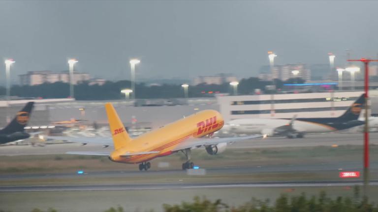 Aktivisten protestieren an Flughäfen