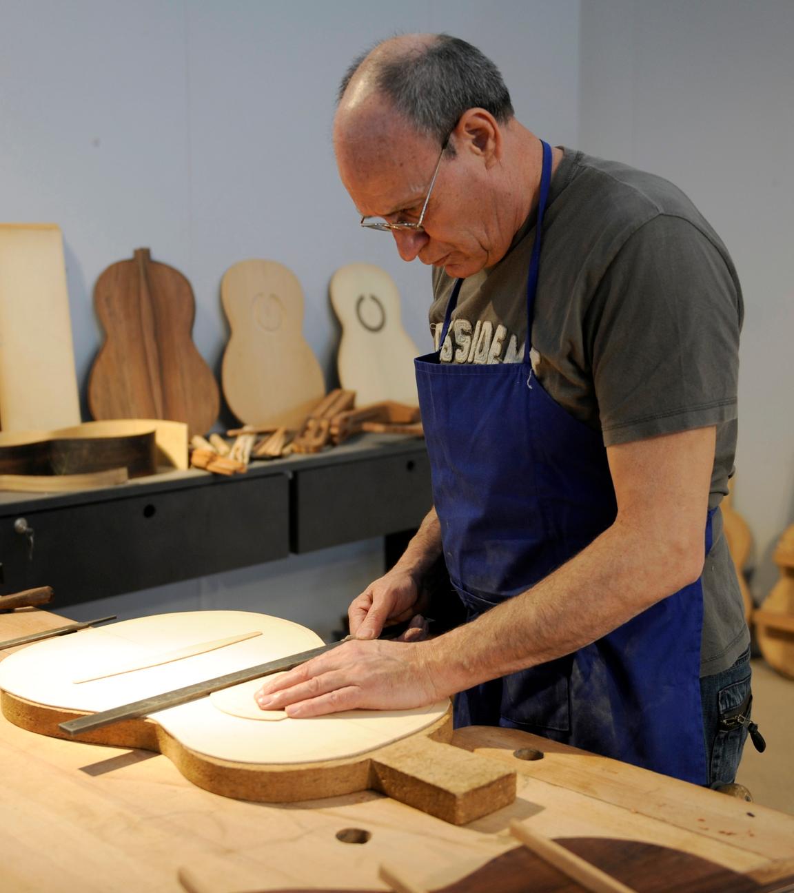 Ein Mann im Rentenalter arbeitet weiterhin als Instrumentbauer.
