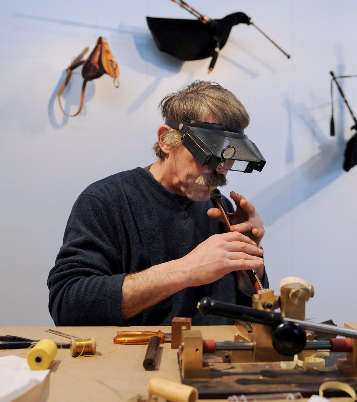 Ein Mann im Rentenalter arbeitet weiterhin als Instrumentbauer.