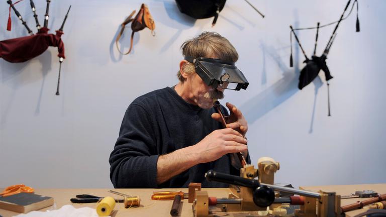 Ein Mann im Rentenalter arbeitet weiterhin als Instrumentbauer.