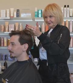 Aktivrente - Rentnerin arbeitet als Friseurin