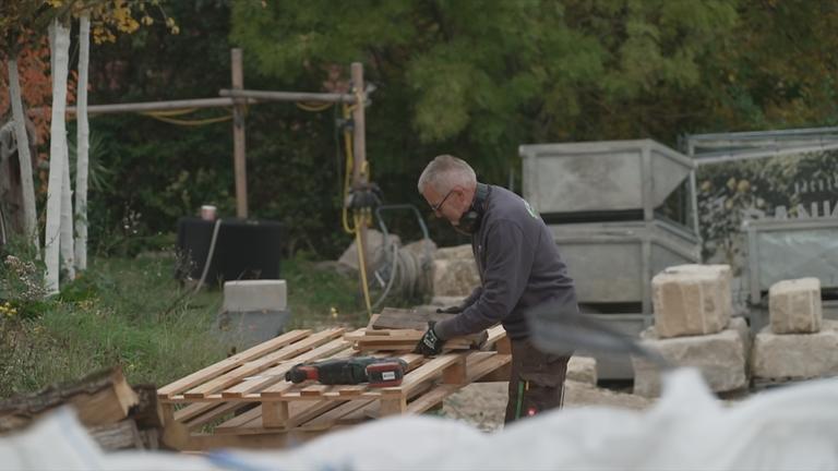 Aktivrente beschlossen - Mann bei der Arbeit