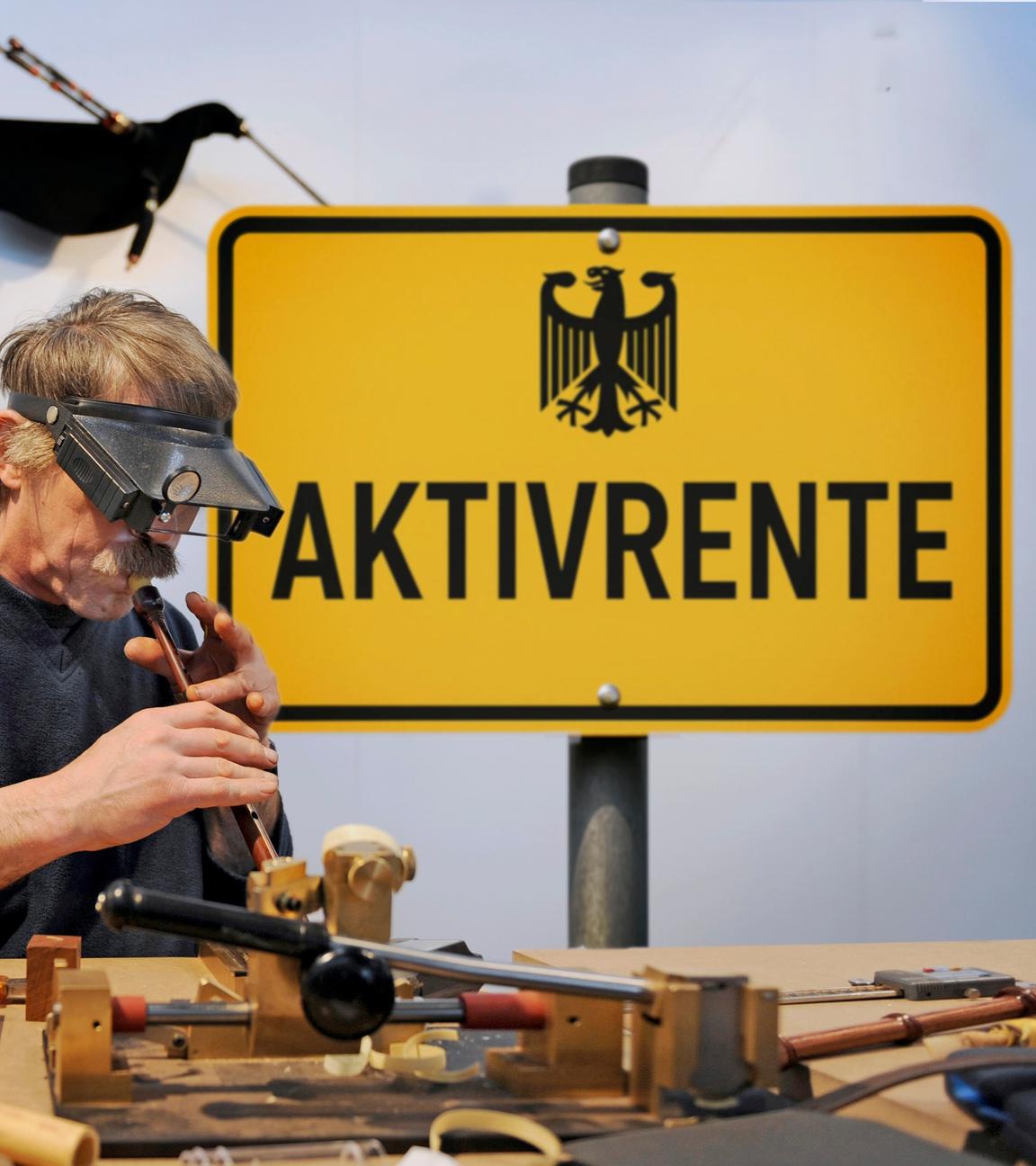 Handwerker sitzt am Tisch und ist am Werkeln, dahinter ist ein großes gelbes Schild mit dem Schriftzug "Aktivrente"