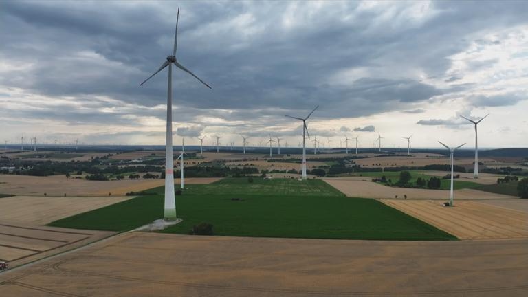 Windräder in der Landschaft